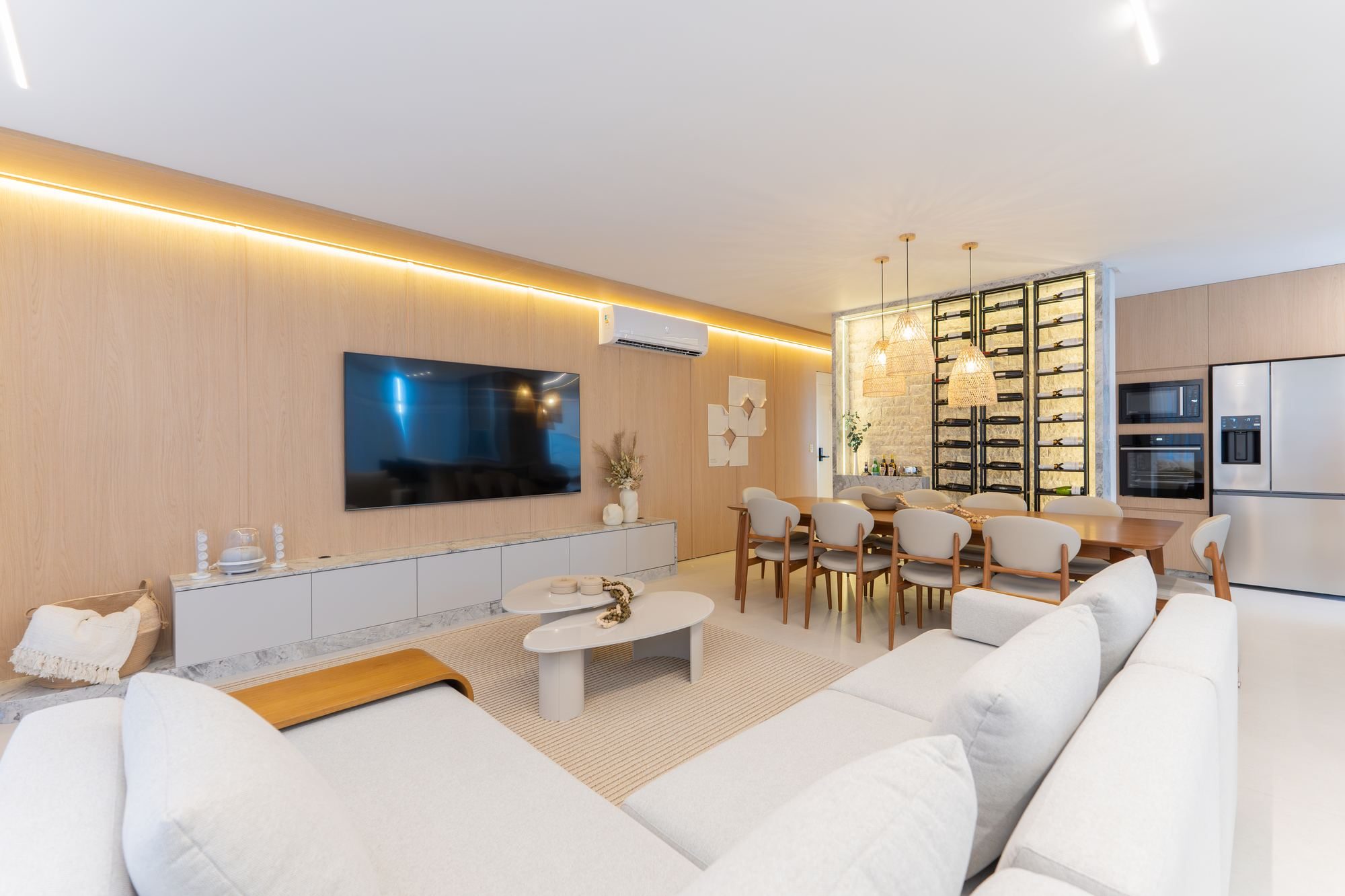Sala de jantar com adega climatizada, ambientação assinada por Milena Fachini Interiores
